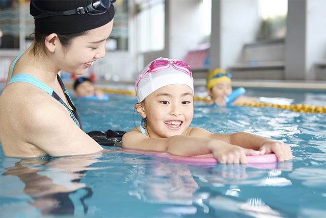 １ヶ月体験で楽しくスイミングする子