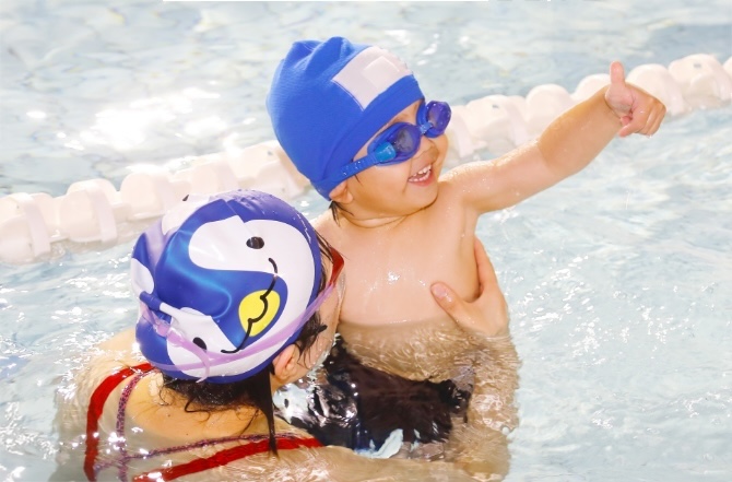 水泳1日体験で先生と遊ぶお子様